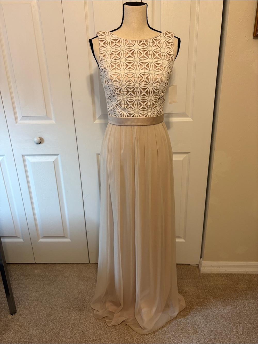 NWT Bela Rose Bridesmaid Crochet Lace Chiffon Maxi Gown Palomino Neutral Size 6.